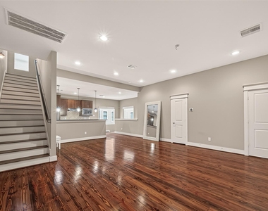 1510 Crockett Street - Photo Thumbnail 7