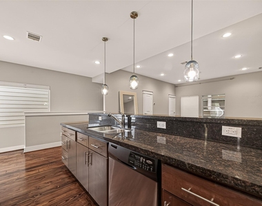 1510 Crockett Street - Photo Thumbnail 12