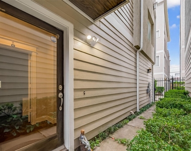 1510 Crockett Street - Photo Thumbnail 3