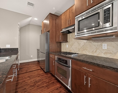 1510 Crockett Street - Photo Thumbnail 9