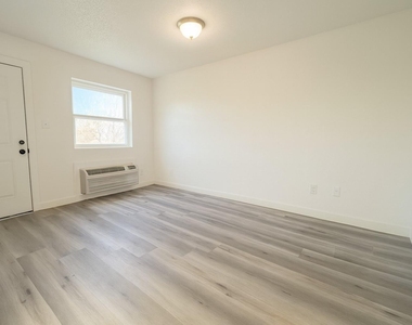 1213 Kingston - Photo Thumbnail 2