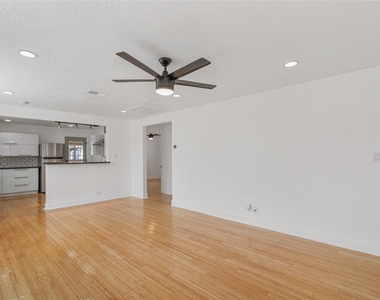 320 Coronado Street - Photo Thumbnail 9
