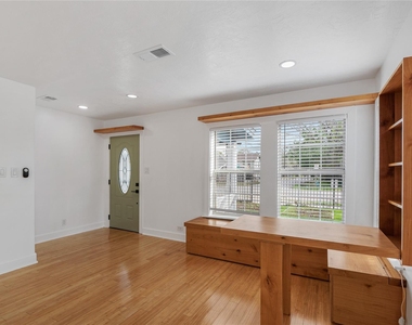 320 Coronado Street - Photo Thumbnail 6