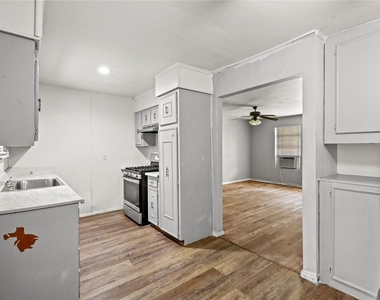 5515 Flamingo Drive - Photo Thumbnail 8