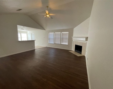 3314 Falcon Trail Drive - Photo Thumbnail 4