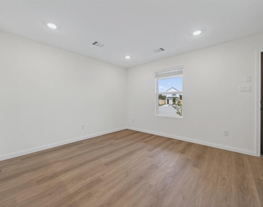 12239 Shield Crest Ct - Photo Thumbnail 8