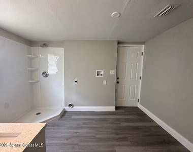 342 Crown Boulevard - Photo Thumbnail 8