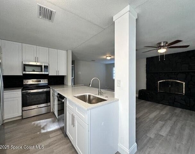 342 Crown Boulevard - Photo Thumbnail 3