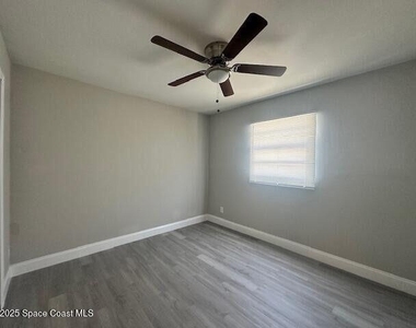 342 Crown Boulevard - Photo Thumbnail 10