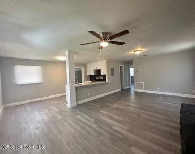342 Crown Boulevard - Photo Thumbnail 4