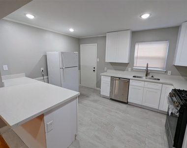 4714 Oakshire Drive - Photo Thumbnail 3