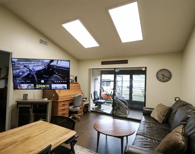 323 Knottwood Court - Photo Thumbnail 4