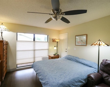 323 Knottwood Court - Photo Thumbnail 11