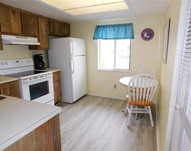 111 E Cypress Court - Photo Thumbnail 7