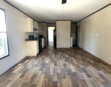 806 Swindell Avenue N - Photo Thumbnail 4