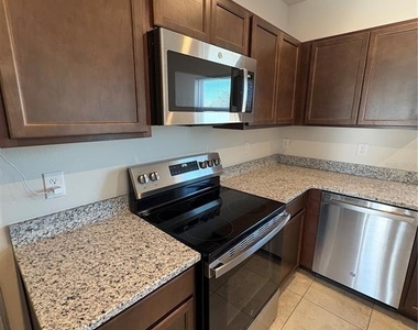 1221 Lexington Lane - Photo Thumbnail 5