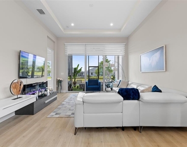 819 Liliana Drive - Photo Thumbnail 9