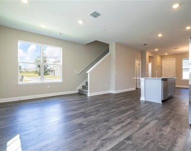 16350 Hamlin View Street - Photo Thumbnail 9
