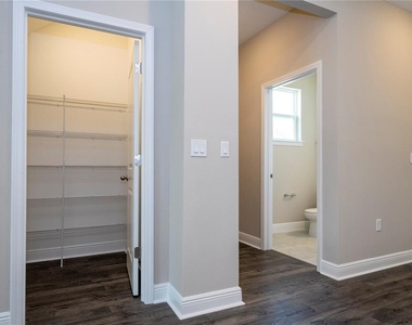 16350 Hamlin View Street - Photo Thumbnail 17