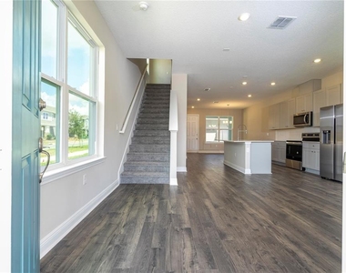 16350 Hamlin View Street - Photo Thumbnail 5