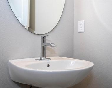 16350 Hamlin View Street - Photo Thumbnail 21