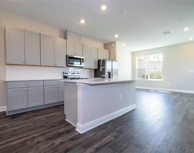 16350 Hamlin View Street - Photo Thumbnail 4