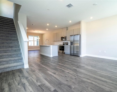 16350 Hamlin View Street - Photo Thumbnail 10