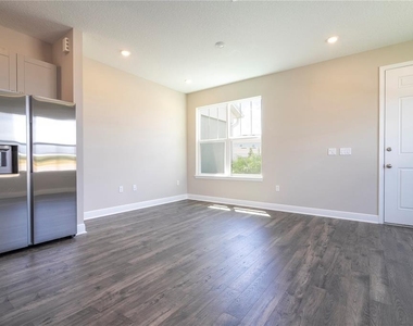 16350 Hamlin View Street - Photo Thumbnail 14