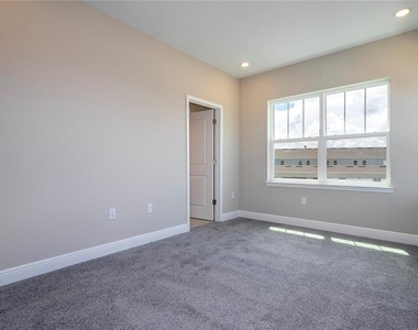 16350 Hamlin View Street - Photo Thumbnail 43
