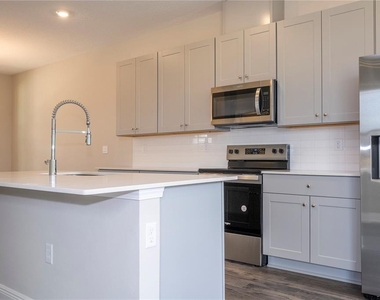 16350 Hamlin View Street - Photo Thumbnail 8
