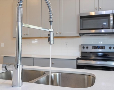 16350 Hamlin View Street - Photo Thumbnail 11