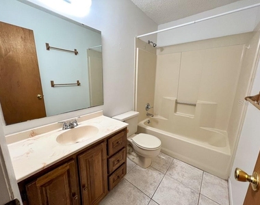 5601 Avenue H - Photo Thumbnail 15