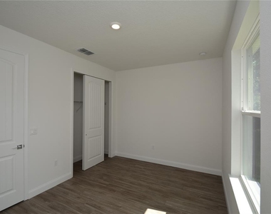 102 Brittany Lane - Photo Thumbnail 18