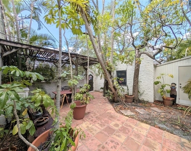 1701 Siesta Drive - Photo Thumbnail 3
