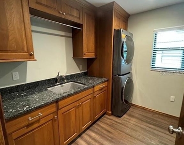 5033 Vivienda Way - Photo Thumbnail 3