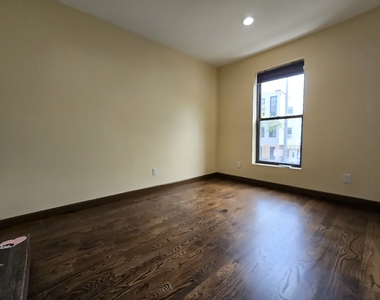 118 Roebling Street - Photo Thumbnail 6