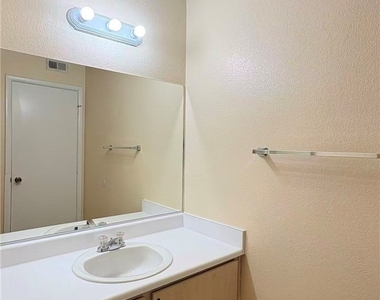 1150 N Buffalo Drive - Photo Thumbnail 5