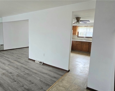 182 Woodcrest Drive - Photo Thumbnail 4