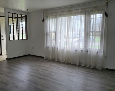 182 Woodcrest Drive - Photo Thumbnail 7