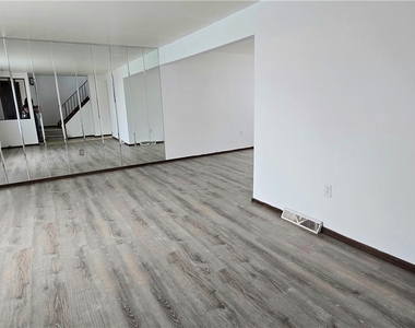 182 Woodcrest Drive - Photo Thumbnail 3
