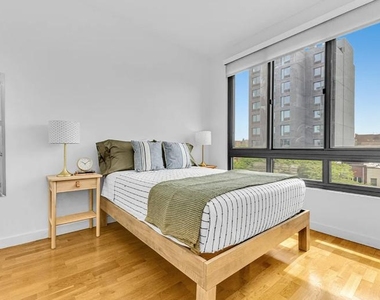 500 4th Avenue - Photo Thumbnail 3