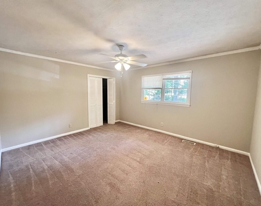 300 Springdale Drive - Photo Thumbnail 7