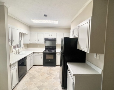 300 Springdale Drive - Photo Thumbnail 5