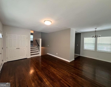 1947 Kenwood Place Se - Photo Thumbnail 3