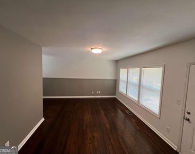 1947 Kenwood Place Se - Photo Thumbnail 4