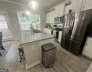 798 Gordon Street - Photo Thumbnail 10
