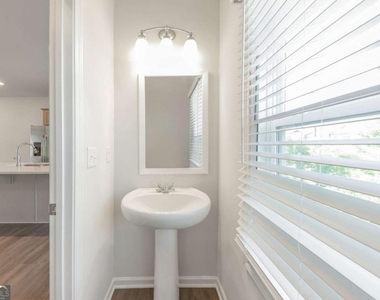 3625 Hawthorne Terrace - Photo Thumbnail 12