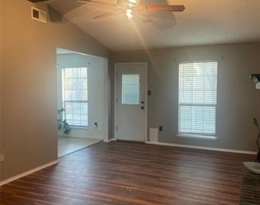 3902 Karen Drive - Photo Thumbnail 2