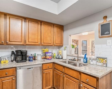 2201 Jackson Circle - Photo Thumbnail 10