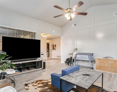 2201 Jackson Circle - Photo Thumbnail 3
